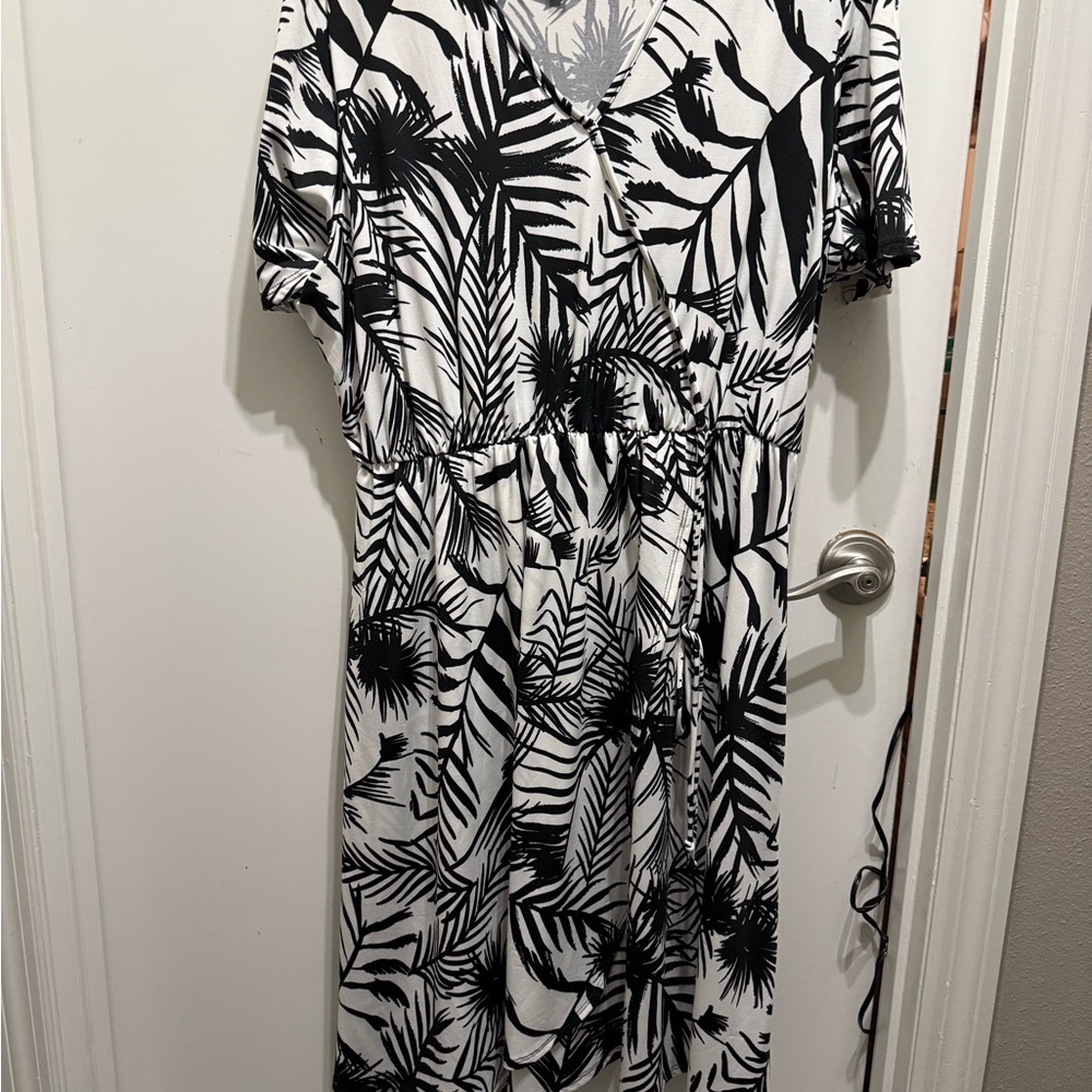 2x Piphany Monochrome Leaf Pattern Top